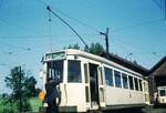 SNCV Br�ssel__Tw auf Linie 'BW' mit Tf beim Einf�deln des Trolleys vor der Wagenhalle in Wemmel.__13-08-1974