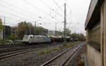 186 424-8 von Lineas/Railpool kommt aus Richtung Montzen/Belgien mit einem Güterzug aus Antwerpen-Noord(B) nach Köln-Gremberg(D) und fährt in Aachen-West ein. 
Aufgenommen vom Bahnsteig in Aachen-West. 
Bei Regenwetter am Nachmittag vom 30.10.2018.