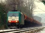 Mit einem Schotterzug rollt Cobra 186 223  am 12.01.2010 die Rampe vom Belgien zum Aachener Westbahnhof runter