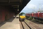 Die Class 66 von Ascendos Rail Leasing steht abgestellt an der Laderampe des Aachen-Westbahnhofes bei Sonne.
19.6.2011