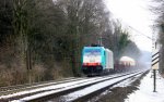 Die Cobra 2843 grt mit Hupe und kommt bei Schnee mit viel viel Sand die Gemmenicher-Rampe hochgefahren aus Aachen-West und fhrt in Richtung Montzen/Belgien mit einem Kurzen gemischten Gterzug aus