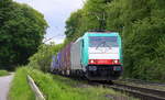 186 123 von Railtraxx kommt die Gemmenicher-Rampe herunter nach Aachen-West mit einem   KLV-Containerzug aus Genk-Goederen(B) nach Frankfurt-Höchstadt am Main(D).