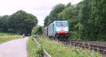 Die Cobra 2822 kommt die Gemmenicher-Rampe herunter nach Aachen-West mit einem Coilzug aus Kinkempois(B) nach Köln-Gremberg(D).
Aufgenommen an der Gemmenicher-Rampe am Gemmenicher-Weg an der Montzenroute. 
Bei Sonne und Wolken am Nachmittag vom 16.6.2017.