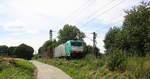 186 123 von Railtraxx kommt die Gemmenicher-Rampe herunter nach Aachen-West mit einem  langen KLV-Containerzug aus Genk-Goederen(B) nach Frankfurt-Höchstadt am Main(D).