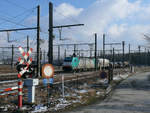 Mit einem gemischten Güterzug am Haken verlässt Cobra-Lok 2811 (186 203) die Abstellgruppe im Bahnhof Montzen in Richtung Visé.