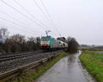 Die Cobra 2830 kommt die Gemmenicher-Rampe auf dem falschen Gleis hochgefahren aus Richtung Aachen-West mit einem  schweren Zuckerzug aus Wabern(D) nach Antwerpen-Lillo(B) und fährt in Richtung