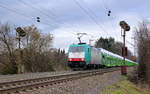 186 206 von Railtraxx kommt aus Richtung Aachen-West und fährt die Gemmenicher-Rampe hoch mit einem Jaguar-Autozug aus Graz-Vbf(A) nach Zeebrugge(B)  und fährt in Richtung Montzen/Belgien.