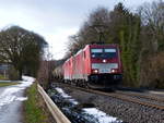 186 328-1 und 186 340-6 beide von DB-Schenker kommen aus Richtung Montzen/Belgien mit einem langen Ölzug aus Antwerpen-Petrol(B) nach Basel-SBB(CH) und fahren die Rampe nach Aachen-West hinunter.