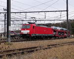 186 330-7 DB-Schenker fährt mit einem Mercedes-Zug aus Kornwestheim(D) nach Zeebrugge-Ramskapelle(B) und verlässt den Güterbahnhof von Montzen(B) und fährt in Richtung 