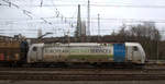 186 421-4 von der Rurtalbahn  fährt mit einem einem langen KLV-Containerzug aus Frankfurt-Höchstadt am Main(D) nach Genk-Goederen(B) bei der Abfahrt aus Aachen-West und fährt in