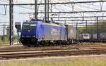 186 268-9  von Rhenus-Logistik  fährt mit einem GTS-Containerzug aus Piacenza(I) nach Zeebrugge-Ramskapelle(B) und verlässt den Güterbahnhof von Montzen(B) und fährt in Richtung