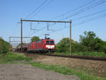 Die 186 333 und Schwesterlok ziehen einen schweren Kesselwagenzug vom Maastal hochkommend in Richtung Aachen-West. Die Aufnahme entstand am 02/05/2018 in Berneau.