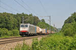 Die 186 452-9 von Lineas/Railpool kommt mit einem langen Güterzug aus Aachen-West auf dem Weg Richtung Montzen.