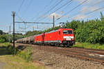 Die beiden an DB Cargo Nederland verliehenen 186 330-7 und 186 333-1 ziehen den 47061 Antwerpen Noord - Basel SBB durch Bassenge Richtung Visé und Aachen-West.