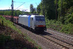 186 451-1 von Lineas/Railpool kommt die Gemmenicher-Rampe herunter nach Aachen-West mit einem Mitsubishi-Autozug aus Zeebrugge-Ramskapelle(B) nach Safenwil(CH).