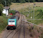 Die Cobra 2826 kommt die Gemmenicher-Rampe hochgefahren aus Aachen-West mit einem lagen gemischten Güterzug aus Köln-Gremberg nach Antwerpen-Noord(B) und fährt gleich in den