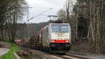 186 446-1 von Lineas/Railpool kommt die Gemmenicher-Rampe herunter nach Aachen-West mit einem gemischten Güterzug aus Antwerpen-Noord(B) nach Köln-Gremberg(D).