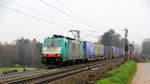 186 207 von der Rurtalbahn-Cargo kommt aus Richtung Aachen-West und fährt die Gemmenicher-Rampe hoch mit einem langen KLV-Containerzug aus Frankfurt-Höchstadt am Main(D) nach