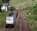 186 455-2 von Railpool/Lineas kommt die Gemmenicher-Rampe hochgefahren aus Aachen-West mit einem langen Kesselzug aus Ludwigshafen-BASF nach Antwerpen-BASF(B) und am Ende fährt 185 362-1 DB  als