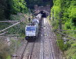 186 295-2 von Lineas/Railpool  kommt aus dem Gemmenicher-Tunnel raus einem Kesselzug aus Antwerpen-Kanaaldok(B) nach Millingen-Solvay(D) und fährt nach Aachen-West und rollt die Gemmenicher-Rampe herunter nach Aachen-West. 
Aufgenommen in Reinartzkehl auf der Montzenroute. 
Bei Sommerwetter am Nachmittag vom 16.8.2019.