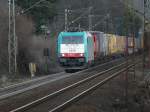 Cobra-Lok 2819 zieht einen langen Containerzug von Aachen-West kommend am Gemmenicher Weg in Richtung Belgien.