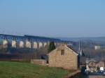 Das Viadukt von Moresnet auf der Montzenlinie berspannt das kleine Dorf und wirft morgens seine langen Schatten ber die Huser. Und auf einmal ist selbst ein grosser Zug nur ganz klein.