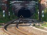 Was leuchtet den da im Gemmenicher Tunnel? Es ist E186 220 mit einem Zug Stahlblechrollen auf dem Weg nach Aachen West.