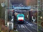 Hier rollt die Cobra 186 201 mit einem Kesselzug aus dem Gemmenicher Tunnel unter der Brcke vom Geusenweg von Belgien kommend die Rampe nach Aachen West runter.