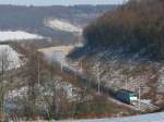 Cobra-Lok 2808 mit einem Kesselwagenzug auf der kurvigen Abfahrt hinter dem Gemmenicher Tunnel in Richtung Montzen. Man erkennt auch schn die im Rahmen der Elektrifizierung dieser Strecke neu und sehr aufwendig erbaute Brcke, die nur Wanderern und land- und forstwirtschaftlichem Verkehr dient.Aufgenommen am 19/12/2009 in Gemmenich/Nouvelaer.