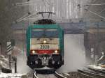 Bei leichten Schneefall kommt am 10.02.2010 die Cobra 186 220 aus dem Gemmenicher Tunnel unter der Brcke Geusenweg talwrts die Rampe nach Aachen West runter und wirbelt eine gewaltige Wolke Schnee