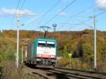 Cobra-Lok 2843 (186 235) hat soeben den Gemmenicher Tunnel auf belgischer Seite verlassen und rollt nun bergab Richtung Montzen. Im Hintergrund erkennt man den Aussichtsturm des Dreilnderecks B/D/NL, der sich direkt ber dem Gemmenicher Tunnel befindet. Aufgenommen am 31/10/2010.