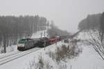 Zugbegegnung im verschneiten Wald bei Moresnet-Chapelle. Cobra-Lok 2843 ist mit einem Kesselwagenzug unterwegs in Richtung Vis. Aufgenommen am 31/12/2010.