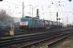 Die Cobra 2817 fhrt mit einem gemischten Containerzug von Aachen-West nach Montzen/Belgien bei Sonne.