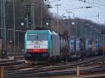 Ohne Licht fhrt am 13.02.2011 Cobra 186 216 (2824) mit einem Containerzug aus Aachen West, um ihn ber die Montzenroute nach Belgien zu ziehen.