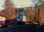 Da bekommt man fast Frhlingsgefhle. Cobra 186 207 (2815) mit Schiebewandwagen am Morgen des 09.02.2011 auf der Rampe der Montzenstrecke von Aachen West nach Belgien. Die Wiesen sind nach einer kalten Nacht noch mit Rauhreif berzogen.