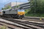 Die Class 66 DE6606 von Crossrail kommt mit einem gemschten KLV-Zug aus Belgien und fhrt in Aachen-West ein bei Sonne.