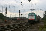 Die Cobra 2830 fhrt mit einem gemischten Gterzug aus Kln-Gremberg nach Antwerpen-Noord bei Abfahrt nah Belgien bei Sonne und Wolken.
2.7.2011