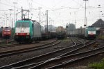 Die Cobra 2841 rangiert in Aachen-West und im Hintergrund steht die Cobra 2826 mit einem Ambrogio-LKW-Zug und fhrt nach Muizen(B) bei Regenwetter.
30.7.2011