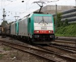 Zwei Cobra 2832 und 2827 kommen mit einem Kohlenzug aus Zandvliet(B) nach Mannheim(D) und fahren in Aachen-West ein bei Sonne und Wolken.
5.8.2011