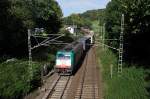 Kurvenfahrt fr Cobra-Lok 2821 und ihrem Containerzug. Von Aachen-West aus ist sie die Rampe am Gemmenicher Weg auf dem linken Gleis hochgefahren. Hier, kurz vor dem Gemmenicher Tunnel, wechselt sie auf's rechte Gleis, um dann spter wieder auf belgischer Seite in Montzen auf das linke Gleis berzugehen. Aufgenommen am 11/08/2011. 