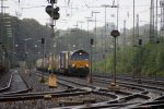 Die Class 66 DE6607 von Crossrail steht in Aachen-West mit einem Containerzug und wartet  auf die Abfahrt nach Belgien bei Regenwetter.
18.9.2011