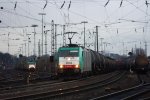 Die Cobra 2842 steht in Aachen-West mit einem Kesselzug und wartet auf die Abfahrt nach Belgien am 18.12.2011.
