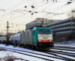 Die Cobra 2822 kommt mit einem Kesselzug aus Belgien und fhrt in Aachen-West ein bei Schnee am 8.2.2012.