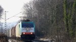 Die Cobra 2817 kommt  bei Schnee mit einem gemischten Güterzug aus Belgien die Rampe runter gerauscht in Richtung Aachen-West bei Schnee.