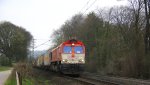 Die Class 66 DE6310  Griet  kommt mit einem Containerzug aus Belgien die Gemmenicher-Rampe herunter nach Aachen-West.