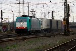 Die Cobra 2828 fhrt mit viel Sand vor den Rdern mit einem Containerzug von Aachen-West nach Belgien bei Wolken am 31.3.2012.