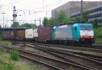 Die Cobra 2821 kommt mit einem Containerzug aus Belgien nach Italien und fhrt in Aachen-West ein bei Wolken am 21.5.2012.