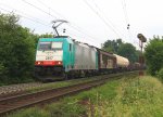 Die Cobra 2817 kommt die Gemmenicher-Rampe hochgefahren mit einem gemischten Gterzug aus Aachen-West nach Antwerpen-Noord(B) und fhrt gleich in den Gemmenicher-Tunnel hinein bei Wolken.
Aufegnommen am Gemmenicher-Weg am 1.6.2012.