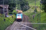 Die Cobra 2837 kommt die Gemmenicher-Rampe hochgefahren mit einem Containerzug aus Aachen-West nach Zeebrugge(B) und fhrt gleich in den Gemmenicher-Tunnel  hinein bei Sommerregen.