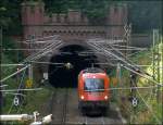 Schubhilfe am Gemmenicher Tunnel. Diesmal hilft die Taurus Lok 1216 der RTS einer 
Crossrail Class 66 ber die Steilrampe.Man sieht ihn gerade mit einen Weizenzug aus dem Tunnel verschwinden. Location: Reinhartzkehl (Kr.Aachen) im Oktober 2012.